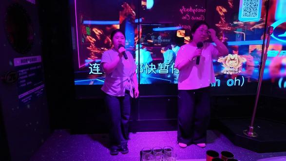 身上痒谁去洗澡啊,那肯定是去卡拉OK🎤💃呀~~咆哮值得单独一个视频,看我breaking#正确打开ktv的方式 #ktv这样玩才有意思 #ktv跳舞 #年轻人的休闲方式 #真实生活分享计划