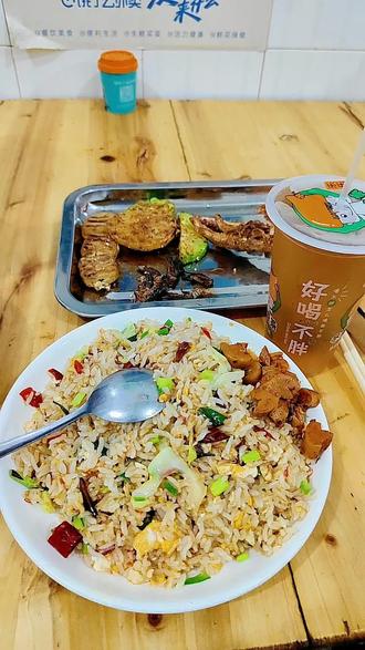 杨梅树上结苹果,你心想,别人最爱我,你真心实意对别人,虚情假意来对我,哎,还是算了嘛,肚子饿嘛,自己搞碗冷饭吃。