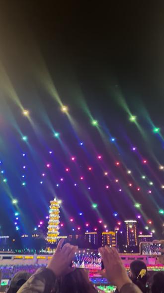 韶关无人机表演,开始起飞那一下巨壮观,可惜才放了五分钟说天上风太大了就结束了,警察说无人机上升的高度7级风