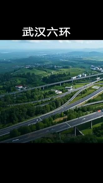 根据现有资料,武汉六环高速(即武汉城市圈大通道或武汉都市圈环线高速公路)的规划线路覆盖武汉市内多个区及周边多个县市镇,具体途经:
武汉市域内经过的区及街道/乡镇**
1. **黄陂区**
- **主要路线**:王家河街道、罗汉寺街道、李集街道、蔡榨街道。
关键节点**:
- 起点位于黄陂区李集街肖家湾,与孝感北段对接。
- 经李家集街泡桐店南侧、赶鸡山南侧(跨越京广高铁)、研子冈南侧(跨滠水河)、王家河街道、木兰草原北侧,进入蔡榨街道。
- 与武大高速、木兰大道交叉,并在罗汉至王家河段建设滠水河大桥。
*新洲区**
- **主要路线**:双柳街道、刘集街道(邾城西侧)。
- **关键节点**:
- 终点位于新洲区邾城西侧的刘集,与新港高速双柳长江大桥。
- 双柳长江大桥北岸位于新洲区双柳街道,连接鄂州市华容区。*蔡甸区**
- **主要路线**:侏儒街道、永安街道、消泗街。
- **调整规划**:原规划从汉南纱帽过江,现调整为经嘉鱼簰洲湾过江。
汉南区**
关键节点**:汉南过江通道北接汉南区,南接嘉鱼县簰洲湾。
江夏区**
- **主要路线**:法泗街道、安山街道、山坡街道、湖泗街道。
*关键节点**:
- 南段从嘉鱼簰洲湾进入江夏区,经山坡机场东南侧跨越铁路线。
- 江夏至梁子湖段途经山坡街道、湖泗街道、舒安街道。
*武汉市域外经过的县市镇**
孝感市**
- **孝南区**:祠堂湾(与黄陂区交界处)。
- **汉川市**:南河乡、马口镇、庙头镇、城隍镇、汈汊湖养殖场、刘家隔镇、麻河镇。
- **应城市**(规划)。咸宁市**
*嘉鱼县**:簰洲湾镇(汉南过江通道南岸)、新街镇(嘉鱼长江大桥南岸)。
*鄂州市**
- **华容区**:双柳长江大桥南岸。
*梁子湖区**:涂家垴镇、太和镇(江夏至鄂州段)。黄冈市**
- **红安县**:太平桥镇南侧(与G230交叉)。
*团风县**(规划辐射区域)。
**黄石市**
- **大冶市**:金牛镇(江夏至梁子湖段途经)。线路规划特点**
**跨区