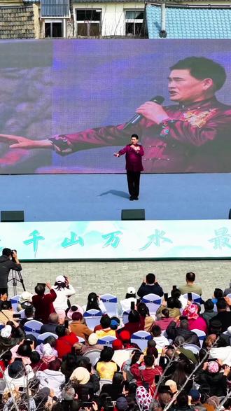 大旺樱花节,南天门大将军朱之文上台演唱歌曲《滚滚长江东逝水》。#朱之文 #朱之文大衣哥 #朱之文唱歌 #滚滚长江东逝水