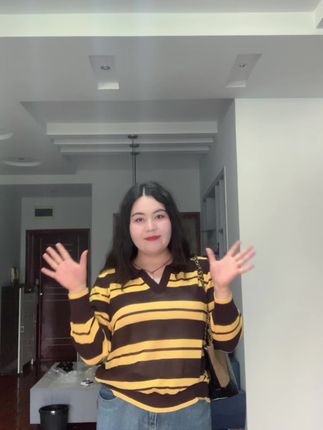 这件衣服简直太美了,超级喜欢这种风格的衣服,穿上它感觉就像变了一个人似的!它是那种很基本又宽松的版型,而且还是长袖的设计,秋天穿刚刚好,既舒服又时髦,真的爱惨了。#舒适休闲 #微胖女生 #大码女装 #显瘦显高显气质 #显瘦穿搭