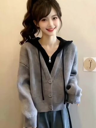设计感慵懒风假两件针织衫 小个子女生秋冬必入的这款假两件针织开衫,也太懂穿搭小心机了! 灰色调慵懒又高级,连帽设计自带随性范儿,短款版型拉高比例超显腿长。假两件层次分明,单穿叠搭都很绝,针织纹理细腻软糯,秋冬穿既保暖又有设计感,日常出街或约会都能轻松hold住,甜酷又温柔的风格,穿起来满是青春活力,轻松穿出属于你的秋冬时尚感~#百搭上衣 #高级感穿搭 #时尚减龄穿搭 #早秋才是甜妹的主场 #针织衫