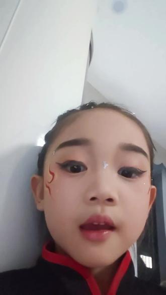 恩,周女士对六一这个妆容十分满意 快把你们的六一妆容照交出来!我家崽崽表演结束后,我让她去卸妆,结果她自己录了个视频给我,还要求老母亲我跟着学呢~
#化个上镜妆毕业不留白 #幼儿园最后一个儿童节 #六一儿童节的仪式感 #快晒出越养越上头的幼崽 #六一儿童节妆容