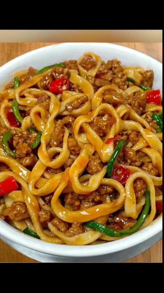 面香绕鼻尖,心事皆释然。慢煮时光,细品一碗面香。#好吃到爆的面条