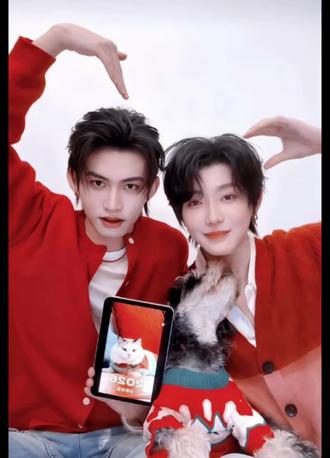 小孩哥跨年直播埋的糖昨晚自己挖出来了~
一场单人直播,句句不提他哥,又处处都是他哥~
既暗戳戳又明晃晃~
不愧为CP粉头子,太会了~
@云旗Yunqi @郝熠然