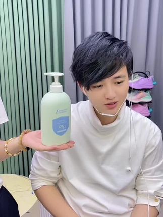 这个袋鼠妈妈内裤洗衣液,用过的都知道好用吧!不光可以洗内裤,它是母婴可用的,抑菌率高达99%,用它洗完的任何东西没有小菌菌,放心用#裤洗衣液 #内衣洗衣液#袋鼠妈妈什么值得买 #洗护好物#母婴好物