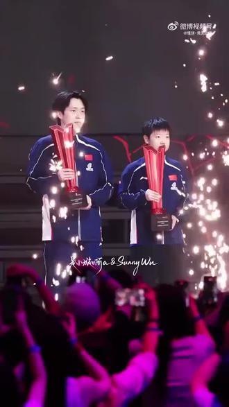 ##王楚钦孙颖莎 #新加坡大满贯 #莎头 #顶峰相见的拌嘴顶峰相见先拌嘴,谁拍都能吵一架🏆
莎莎:你拍!
大头:我不!显得我头大!
最后还是乖乖举手机,还把奖杯给裁半了🤣