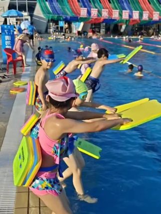 这个背漂浮板可以让孩子轻松漂浮在水面上,还能帮助孩子掌握游泳技巧,特别适合初学者用。有了它,再也不用担心孩子不会游泳了,而且大人也可以用!#游泳浮板#每天好物分享#清凉一夏 #学游泳