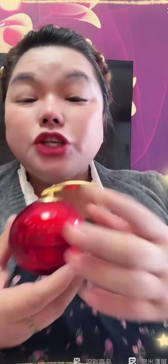 早上着急出门来不及化妆又想要美美哒的,快来试试这款素颜霜龙血膏,洗完脸轻轻一抹遮瑕提亮效果非常好,而且面霜质地保湿滋润不假白,无论大干皮大油皮都可以用,真的太好用了!#龙血膏懒人霜 #遮瑕提亮滋润服帖 #素颜霜 #不卡粉不脱妆 #好用不贵经济实惠