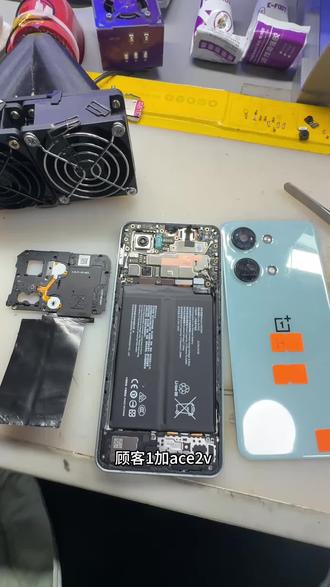 轻能猿郯城店,1加ace2充电不正常,精准测量充电条件正常,果断重装cpu,故障解决#轻能猿 #郯城县修手机 #修手机 #热门话题