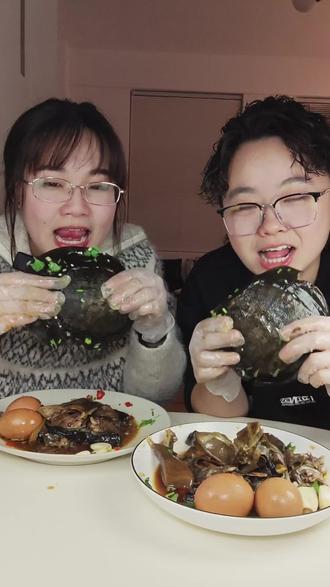 看似不好吃,实则美味!
我宣布,过年家里要是让我做饭我就煮这个,这怎么不算我煮的呢#看似离谱实则美味的食谱挑战 #舌尖上的抖音 #舌尖2026年夜饭菜谱 #百大厨神年味赛 #美食