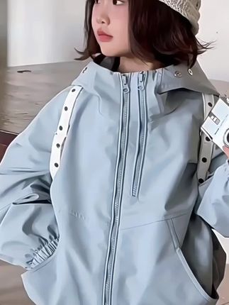 女儿穿这件冲锋衣,飒成“户外小达人” 救命!韩版软壳冲锋衣一穿,送娃去户外直接杀疯💥 防水耐磨+连帽设计太绝,软壳面料摸起来糯糯的却超抗造,小雨天淋着也不怕湿,连帽一戴,女儿跑跳时帽子跟着晃,不是只在户外穿的衣!雨天上学当“防水盾”,周末爬山当“耐磨甲”,日常逛街单穿也被夸“韩系萌娃”~女儿说“比旧冲锋衣轻多了,跑起来不闷汗,不是季节限定!春秋单穿、夏天当防晒衣(薄款软壳款)、冬天内搭羽绒服,一件搞定“防水+时尚+百搭”三重需求~接娃时被宝妈截胡:“求链接!这外套让娃在户外疯玩也不怕脏,穿搭模板锁死” #女童韩版冲锋衣 #儿童户外外套 #校园时尚穿搭 #防水耐磨上衣 #新款童装 @抖加🔥上热门🔥dou+🔥热点宝