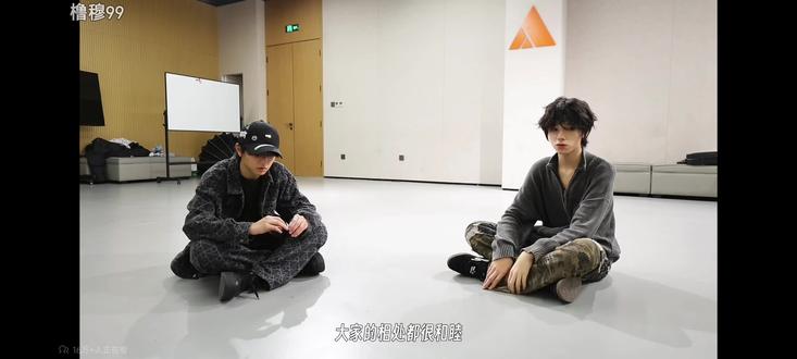 谁来懂我这一段有多好笑啊
王橹杰你要干啥!
穆祉丞也是懵逼了呀
#幕后花絮 #橹穆 #新年音乐会 #新音 纪录片发了!