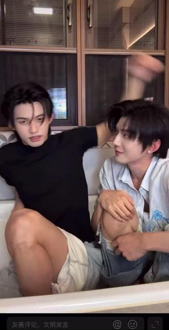 怎么了?不行吗?
他是不是用下巴蹭普普的手了!
#郝熠然#云旗