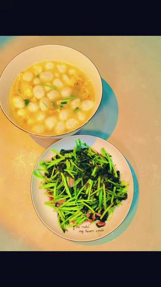 今日份能量补给:
炒红苋菜 · 鱼圆汤 · 以及昨天的剩菜,也在餐桌上续上了温暖的余味。不浪费,也是一种温柔的仪式感。好好吃饭,爱自己,爱家人。
#家常饭菜最暖人心 #创作者中心 #创作灵感 #我的厨房日记 #音乐
