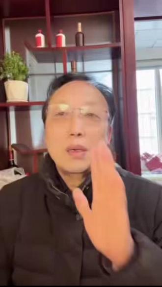 #创业故事励志 #创作者中心 #创作灵感 #90年代,皖北第一个开车送货的老板今天能为你做点什么?“ > 我叫胡明远。50年创业老兵( 1年国企、40年径商)>曾经有过年宵近义的辉煌,因天灾人祸跌入低谷,今天来这里不为讲述过去,为寻找志同道合的合作伙伴无论你需要营销策划还是市场拓展,或者你的事业遇到了难关,我的实战经验都会给你提供一份不一样的参考