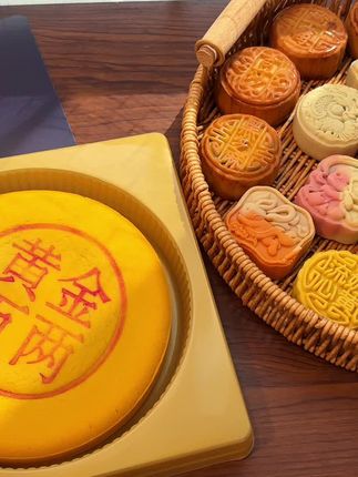 光看这个礼盒感觉都得大几百了,没想到现在到手一箱这么多还不到五十,今年中秋送礼真的倍儿有面,而且中共三层还有一个比两只手还大的黄金万两,和各种造型流心月饼,每个口味都巨好吃,趁划算还没涨价赶紧囤#月饼 #中秋 #送礼佳品 #中秋节 #节日伴手礼