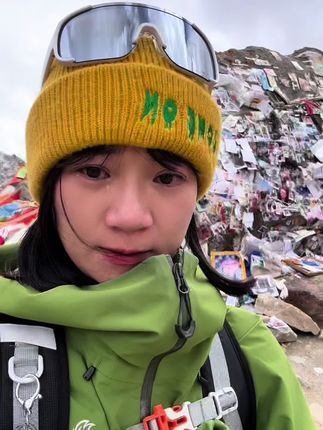 流泪是因为见不得往生石上那一个个年轻的生命。所以我们一定要好好珍惜身边的人!家人,朋友,爱人。还有爱自己,热爱生活。#往生石 #冈仁波齐转山 #冈仁波齐