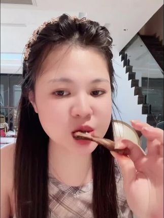 这个老卤鸭翅真的太香了!它是经过数小时温火慢卤而成,肉质紧实耐嚼,越啃越过瘾,而且每个都是独立包装,随手打开一个就能吃,简直不要太方便。#香辣鸭翅 #解馋 #太好吃了 #妈呀太香了 #美食