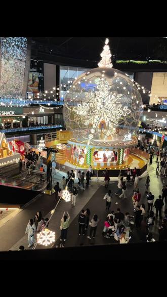 广州➡️天环广场🍎夜景 ✅天环广场的夜景
🍑灯光与建筑特色:
🍎天环广场的钻石穹顶在夜晚会变身成巨型LED屏幕,配合空中连廊的智能灯带,营造出类似赛博朋克的视觉效果。 夜间灯光下,建筑群显得格外璀璨,
与珠江新城的天际线相得益彰。
🍏目前,广场正以“天环雪域小镇”为主题进行冬季装饰,包括一个7米高的巨型水晶球,内部有雪国景观和灯带环绕,让夜景更具童话氛围。
🍊这项活动预计持续到年底,是近期观赏的亮点。
🥭空中连廊:连接东西两栋建筑的步道,夜间灯带互动性强,适合拍照。
🥭日料台下沉广场:开放式厨房的暖黄灯光与星空效果结合,可体验“深夜食堂剧场”,
部分餐厅还提供主题饮品。
🍒负二层艺术长廊:有动态数字艺术装置,如AR技术呈现的珠江波光,增添科技感。
🕹️☘️交通方式:地铁3号线或APM线至体育西路站,步行约8分钟;
周末车位紧张,
#广州天环广场夜景 #广州一日游攻略 #广州探店 #广州#元旦假期出行地推荐