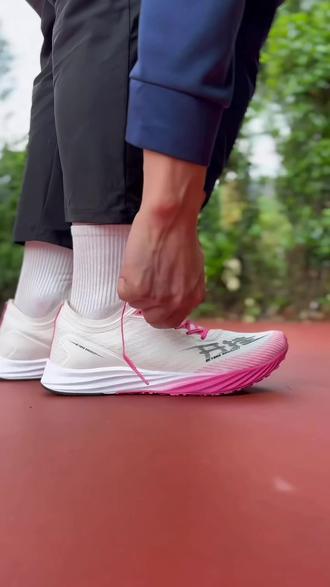 体考竞训怎么选⁉️试试能开挂的跑鞋👟 今天上脚这双 LARA STAR/劳拉之星 开挂1.0 竞速跑鞋👟白色和玫红色的搭配,整体颜值还是蛮好看的,鞋头还印有开挂两个字,寓意可以驰骋体考场!那么实际上脚体验到底怎么样?跟着我一起来看看👀#碳板跑鞋 #体测 #学生党 #强烈推荐 #纳mi好鞋测评 @劳拉之星运动旗舰店