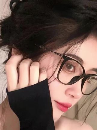 谁懂!黑框眼镜上脸含的金量! 经典小香风~高级感轻奢素颜眼镜框 喜欢的高级的质感的闭眼入!! 经典款上脸贵气又减龄 微猫眼镜框设计很好的修饰脸型 方圆脸、高颧骨、萎形脸、长脸、百搭时髦简直没话说,早八通勤党必入!#素颜眼镜框推荐#方圆脸戴什么眼镜显脸小#近视眼镜 #素颜神器#眼镜女款显脸小