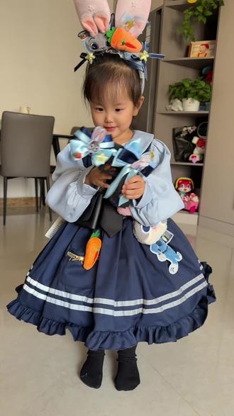 可是穿上了自己心心念念的兔子警官👮#家有女儿