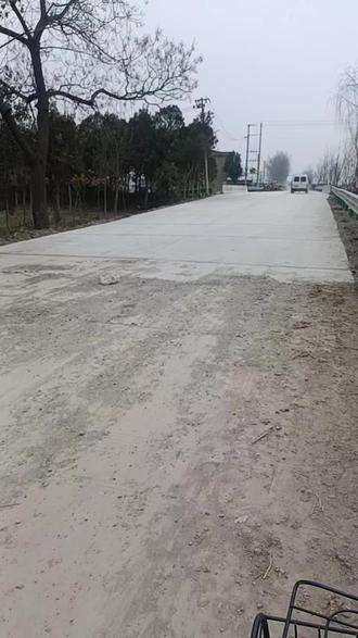 新兴大桥修好了,今天下午正式通车,从外地回来的老乡,可以从新桥过了