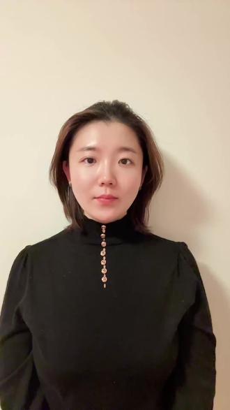 Keep focused on the substantive issues. To make a decision means having to go through one door and closing all others.·Abraham Zaleznik
要集中关注实质性的问题。 作出决策, 意味着得关上所有其他的门,从一个门走出去。
——阿布拉罕・扎莱兹尼克
阿布拉罕・扎莱兹尼克;美国著名的管理心理学家、哈佛商学院
教授, 1977 年在《哈佛商业评论》发表的《管理者与领导者:
二者有何不同?》 (Managers and Leaders: Are They Different?)一文,成为该领域的经典文献。
重点词汇注释
focused /ˈfoʊkəst/ adj.专注的
substantive/səbˈstæntɪv/adj.实质性的;重大的
issue/ˈɪʃuː /n.问题;议题
decision /dɪˈsɪʒn/n.决定
#每日英语 #英语 #英语口语 #英语学习 #每天学习一点点