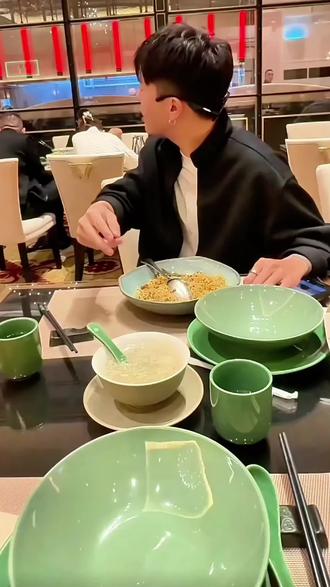 天价汤圆,88块钱两个,上海的和平饭店都没有那么贵吧!#美食 #美食教程 #抖音美食创作人 #真实生活分享计划 #汤圆