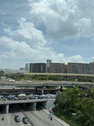 24岁女研究生第一次旅居体验day1 昨天一天几乎都在奔波,累累的,但是看到云南的景色还是觉得值得,不愧我在路上花了一整天!
旅居的心态和旅行不太一样,刷到了很多很多攻略去这去那的,昨天也去了古城,但是感觉更累了(昨天有点特种兵了,之后要慢慢调整)好多商店在里面,开始逛的时候很新鲜,什么都想买,然后发现整个古城都是这样的,就什么也不想买了。大理的酒馆我觉得好棒,但是因为不能喝酒也没有进去,如果有机会还是会体验一下的。古城去一次还是不错的(不能再多了hhh)
来大理是奔着放松、感受和开眼看世界来的,具体的计划攻略都没有做,期待会有不期而遇的美好😊 #大学生旅居 #旅居生活 #女大学生日常 #大理
让我们红尘作伴活的潇潇洒洒~