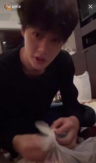 水开后蒸鸡蛋,7分半溏心蛋,9分12秒有金沙的蛋,记得过冷水,哈哈哈哈@柯淳 什么时候给我们直播煮蛋,同款酱和蘸水已买好,我们一起同步吃鸡蛋吧#柯淳 #柯淳直播录屏 #吃播的日常