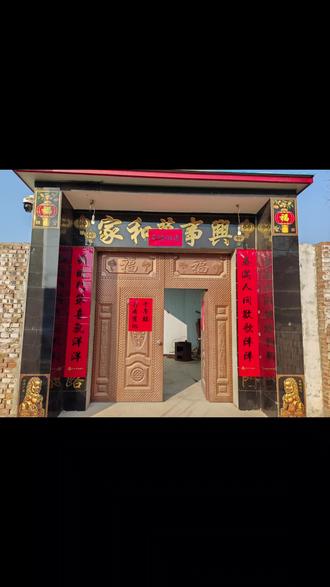 腊月二十七,老家贴春联,迎马年。 春联不仅美观,更是传统文化的传承。它承载着我们对过去一年的感恩,对未来的憧憬。#记录生活 #新年快乐 #用抖音记录人生