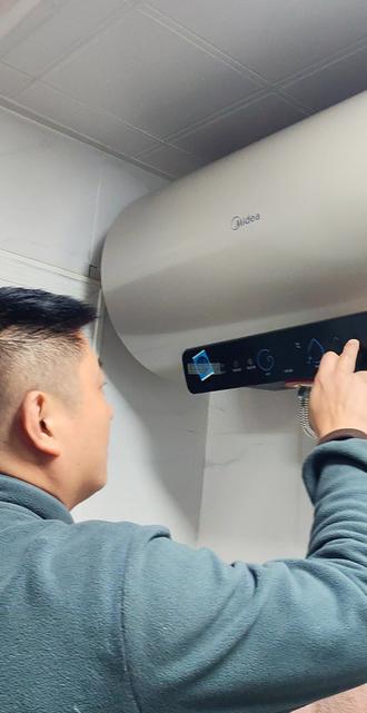 #美的全屋智能 #一声小美生活更美 #美的厨热服务 #局部改造精琢新境 #贴心至臻管家陪伴 电热水器更换主控板