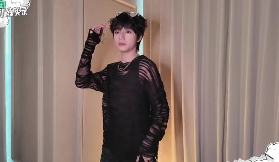 #王橹杰 #橹橹 纯享版I´m a Gameboy #Gameboy 我觉得那一版都好,橹橹对自己要求还是很高的,自己要求多拍一遍。还有这衣服也太sexy啦,怪不然又穿上外套了