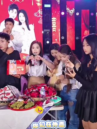 #云南宣威火腿月饼 纯手工制作,今天拍明发,外酥里嫩,火腿肉馅颗颗饱满,保质期45天,中秋佳节伴手礼不二之选🎁@DOU+上热门 #何晓英好物分享