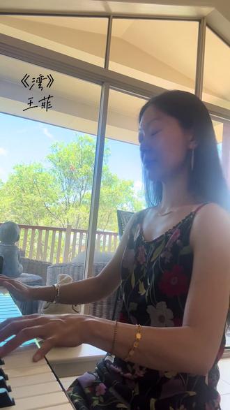 《灣》 王菲
論歌詞的詩情畫意,還數粵語歌
#王菲 #王靖雯 #粤语歌 #大湾区 #粤语文化