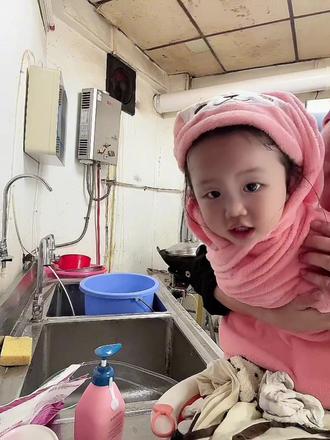 #宝宝洗澡日常 日常给我家可可洗白白😎好久没拍了,上次记录是几个月,现在是1岁多。从几个月洗到一岁多了,头发长了好多,话唠了好多。她爸爸妈妈给她洗澡都不要咯,认我就好了,因为我比她爸妈专业😎