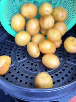 恩施小土豆现挖现发,老人小孩都爱吃~#美食 #土豆 #恩施小土豆 #快来一起尝个鲜 #舌尖上的美食