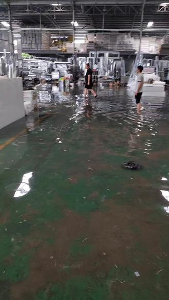 下了一夜的暴雨 一大早起来 下车间就这样了?