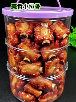 家人们,蒜香小排骨必须冲一波!精选优质排骨,切成大小均匀小块,经过精心腌制,蒜香充分融入每一丝肉里。炸至金黄酥脆,外皮带着微微焦香,内里鲜嫩多汁。一口咬下去,蒜香与肉香在口中交织,好吃到停不下来。不管是当零食,还是配饭,都超赞,赶紧安排上!#蒜香小排骨 #舌尖上的美食 #下饭神器 #妈呀太香了 #好吃到停不下来