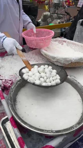 西安元宵节里买元宵 经常吃的是手包的汤圆,手摇的元宵还没吃过。路边见过几次,今天买几个尝尝。祝大家元宵节快乐!团团圆圆,阖家欢乐!#西安元宵节 #西安元宵 #西安美食