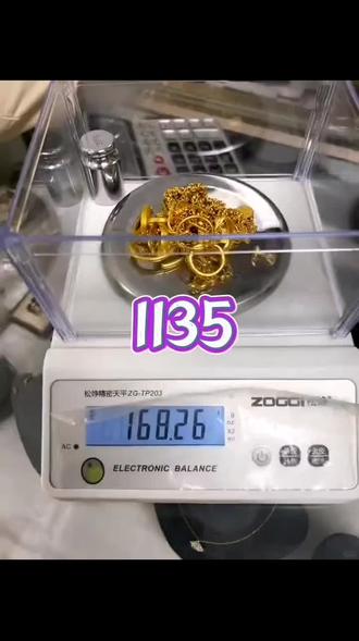 现在黄金多少钱一克2026.1.31.今日黄金回收价1135一克这个价格远高于当前大盘金价(约1095元/克)和同行正常回收价(1090左右)。他们通常会这样解释高报价:“金店卖1300多,我收1135很正常!”·我们是上游源头,能二次加工销售,不是二道贩子!”“还能上门回收,非常方便!”请注意!如果你相信了这些话,等真正交易时,情况就变了:·他们会找各种理由压价:折日费、称重误差、成色不足...甚至可能当场熔掉你的黄金,然后以“纯度不够”为由大幅打折!为什么?因为他们报的“1135根本不可能成交!这个价格远高于大盘价,真按这个收必亏本。所谓的“源头回收””、“二次销售”往往只是噱头。所以,当您问我今日回收价时:我报1090(接近大盘价),您可能会疑惑:“别人报1135呢?”一这正是我想提醒大家的!记住这个核心原则:任何声称长期、稳定高于实时大盘金价回收黄金的,基本都是套路!务必擦亮眼睛,谨防上当。#黄金回收多少一克#今日金价 #今日黄金价是多少钱一克#上门回收金#黄金今日价格