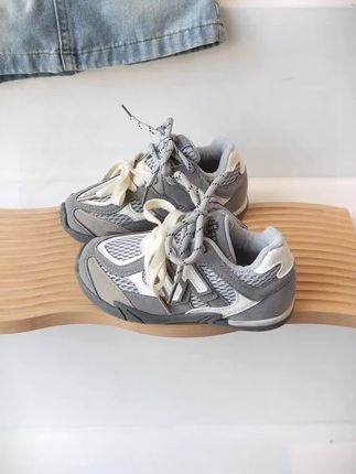 机会,靠自己争取;命运,靠自己把握。生命是自己的画板,为什么要依赖别人着色? ——汪国真《许诺》#潮鞋推荐好看不贵 #潮品童鞋 #开学必备 #童鞋好物推荐 #穿搭的尽头是去繁就简