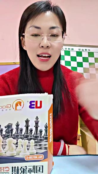 【爸爸/妈妈心里话】
棋局里看你的成长
以前总着急你坐不住,
现在你能为一盘棋思考半小时。
以前担心你输不起,
现在听你分析“我哪一步没想好”。
我们不再只是父子/母女,
更是可以探讨战术的棋友。
棋盘教会你的,比书本更生动:
专注是铠甲,思考是武器,
输赢皆风景,落子即人生。
你不必成为冠军,
但棋格之间,
我已看见你闪闪发光的未来。
#上热搜 #一般人不告诉他 #国际象棋 #支持原创 #每天跟我涨知识 @抖音小助手 @DOU+上热门 @生活服务热点中心 @🇨🇳不会下棋的臭棋匠 @王冠国际象棋红岩 @东昌棋苑