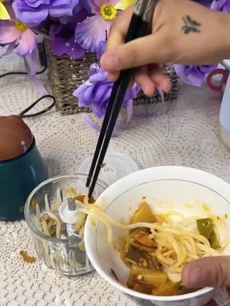 4-6月宝宝添加辅食 每顿辅食都单独做太麻烦了、多亏了这一款好看又实用的辅食机八叶刀头不管是肉泥菜泥果泥都搅打得非常细腻这下做辅食就省心多!!#辅食机#育儿经验分享#宝宝辅食 #科学喂养