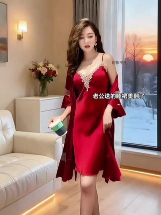 被老公的审美狠狠戳中!这件睡裙也太会了吧 拆开快递直接惊到!老公居然偷偷选了这件吊带冰丝睡裙两件套,秋冬穿完全不冷还自带纯欲buff~ 冰丝面料贴肤像裹了层云朵,走动时蕾丝边轻轻晃超显灵动,外搭小开衫既能护住肩颈,又不会遮住吊带的小性感。晚上开灯看,面料还泛着细闪,连老公都夸“比平时更温柔了”#性感睡衣 #情侣好物分享 #秋冬睡衣推荐 #纯欲风穿搭 #睡衣家居服