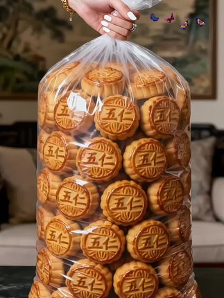 老式五仁月饼 经典老式配方,核桃仁、杏仁、瓜子仁等五种果仁饱满添加,咬开满是坚果香与糖渍果脯的甜润。 饼皮酥松掉渣,内馅绵密不齁,传统老味道一口回到小时候。 到手整整20个,独立小包装,自留当早餐、下午茶,或是中秋送长辈都合适,性价比拉满!#五仁月饼 #月饼 #新鲜出炉 #大人小孩都爰吃 #强烈推荐 @DOU+上热门