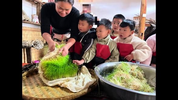 寻味童年丨麦芽糖💕
那一抹甜,是麦芽糖的旧时光 。
有没有一种味道,只要轻轻一抿,
就能瞬间将你拉回那段纯真无邪的童年岁月?
小时候,街头巷尾总会传来 “叮叮当当” 的敲锣声,那是卖麦芽糖的老爷爷来了。
一群孩子瞬间围拢过去,眼睛直勾勾地盯着那一大块琥珀色的麦芽糖,满是期待。
老爷爷用小锤子轻轻敲下一块,放在秤上称量,然后递到我们手中。接过麦芽糖,迫不及待地放入口中,那股甜蜜瞬间在舌尖散开,带着淡淡的谷物清香,黏黏的糖丝拉扯出长长的 “甜蜜线”,仿佛将童年的欢乐也一并拉长。如今再尝麦芽糖,熟悉的味道瞬间涌上心头。它不再仅仅是一种零食,更是承载着童年的温暖与幸福,那些和小伙伴们一起分享甜蜜、嬉戏玩耍的日子仿佛就在昨天。#麦芽糖 #童年回忆 #怀旧零食